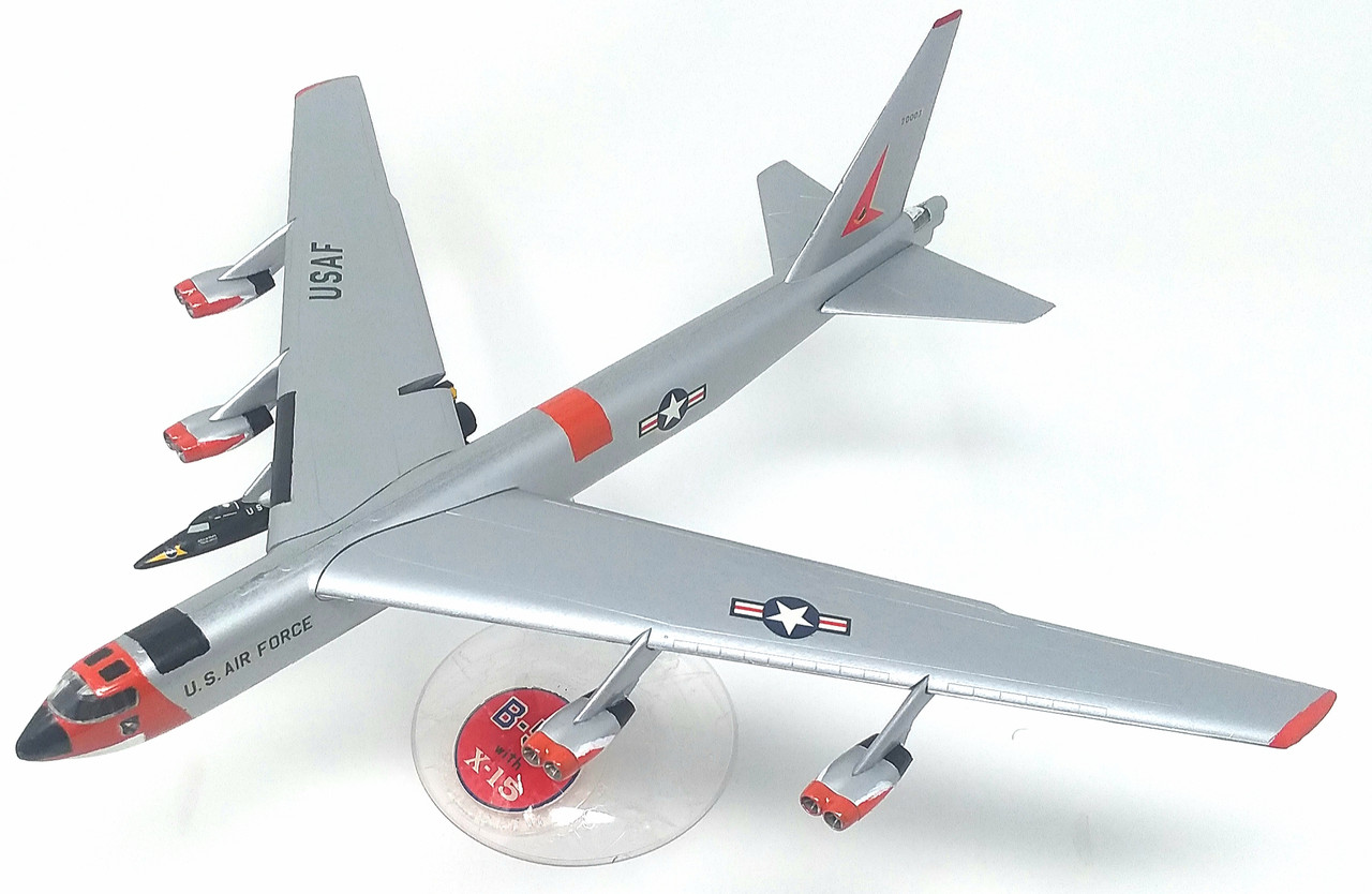 1:175 Boeing B-52 Stratofortress and X-15 Hypersonic Aircraft with