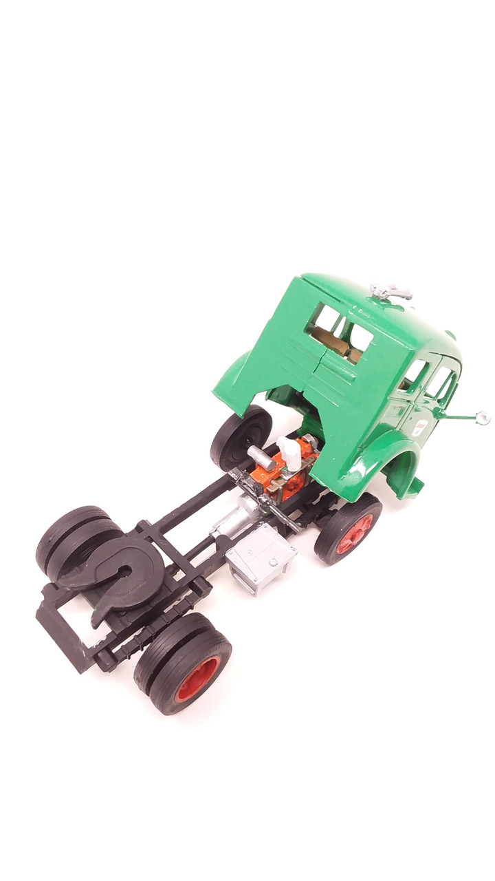 1:48 Vintage White-Fruehauf Gasoline Truck - Sinclair Dino Gasoline