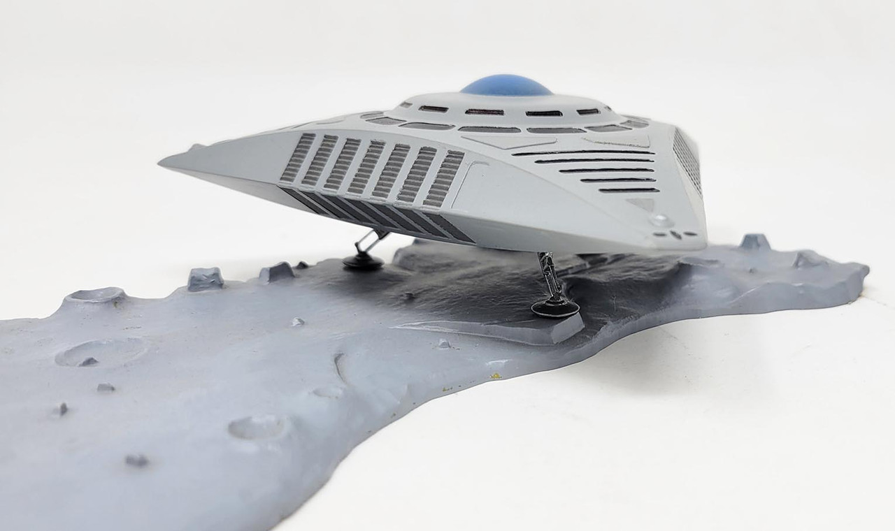 TR-3E UFO with Base 5 Inch Series Plastic Model Kit