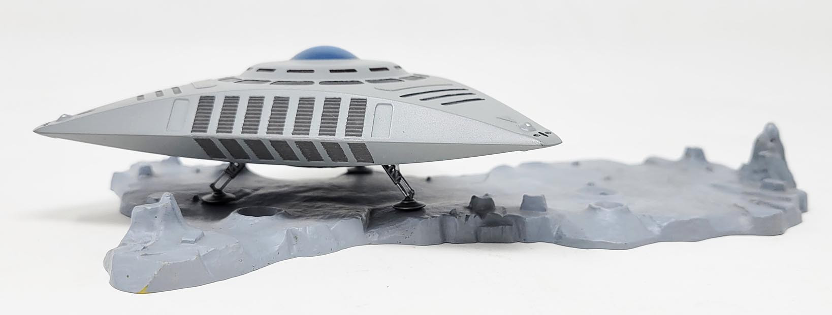 TR3E UFO with Base 5 Inch Series Plastic Model Kit