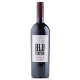 Old Station Shiraz – 1 × 75 cl. Bold Australian red wine with dark berry, pepper spice, and smooth warmth. Ideal for food pairing and hospitality service.