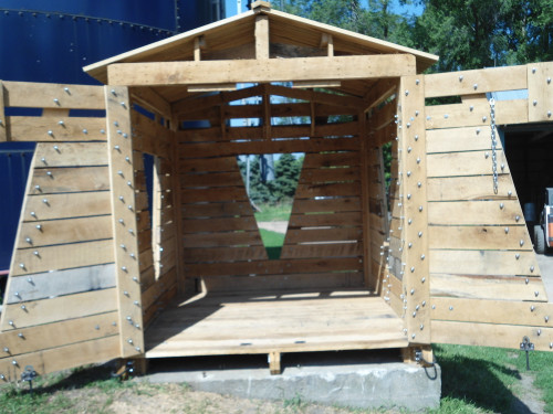 Covered Round Bale Feeder