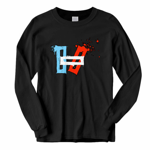 This classic fit Twenty One Pilots Logo Brush Long Sleeve Shirt is casually elegant and very comfortable. With fine quality print to make one stand out, it's a perfect fit for every occasion.
