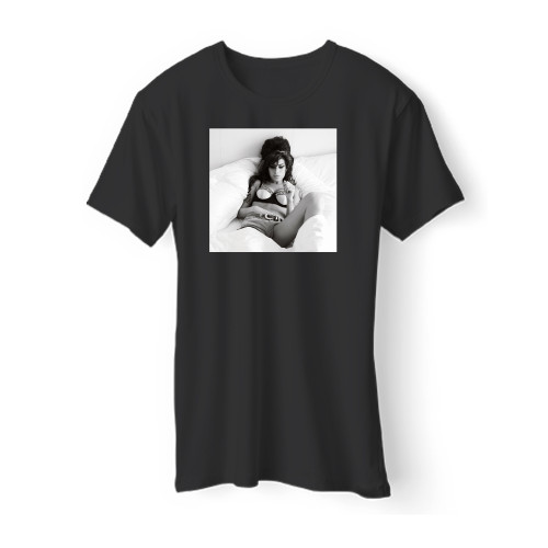 Amy Winehouse Sexy On The Bed Men T Shirt