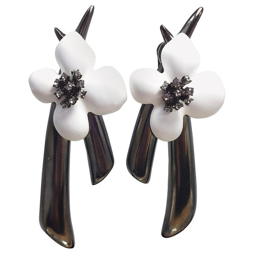 Oscar de la Renta Painted Grapefruit Flower Drop Clip On Earrings, Gray, White