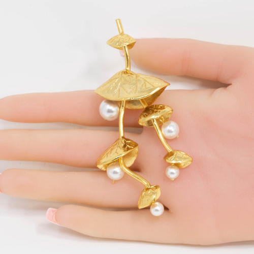 Oscar de la Renta Dangling Pearl Vine Flower Pin Brooch in Gold