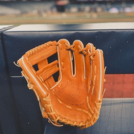 mizuno-haga-baseball-glove-gww40-dugout-2.jpg