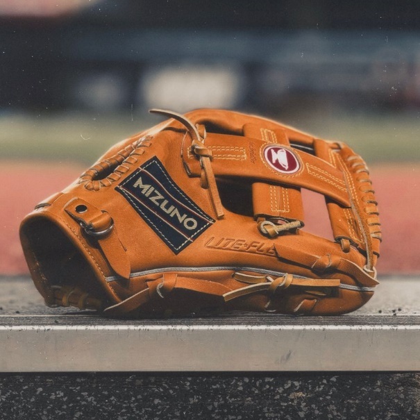 mizuno-haga-baseball-glove-gww40-dugout.jpg
