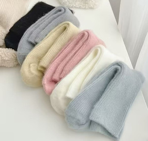 1pair One-size Pink 100% Cashmere Socks , Cashmere Socks - All-Season Luxury Warmth in Pure White/Beige - Soft Cashmere Pajama Socks, Calf-Length for Pregnancy, Postpartum, Outdoor Sports & Daily Wear - Hand Wash Only