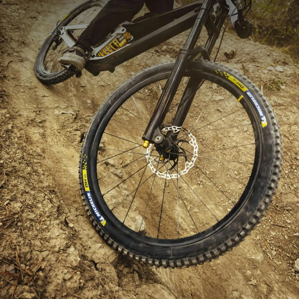 DH16 Racing Tyre