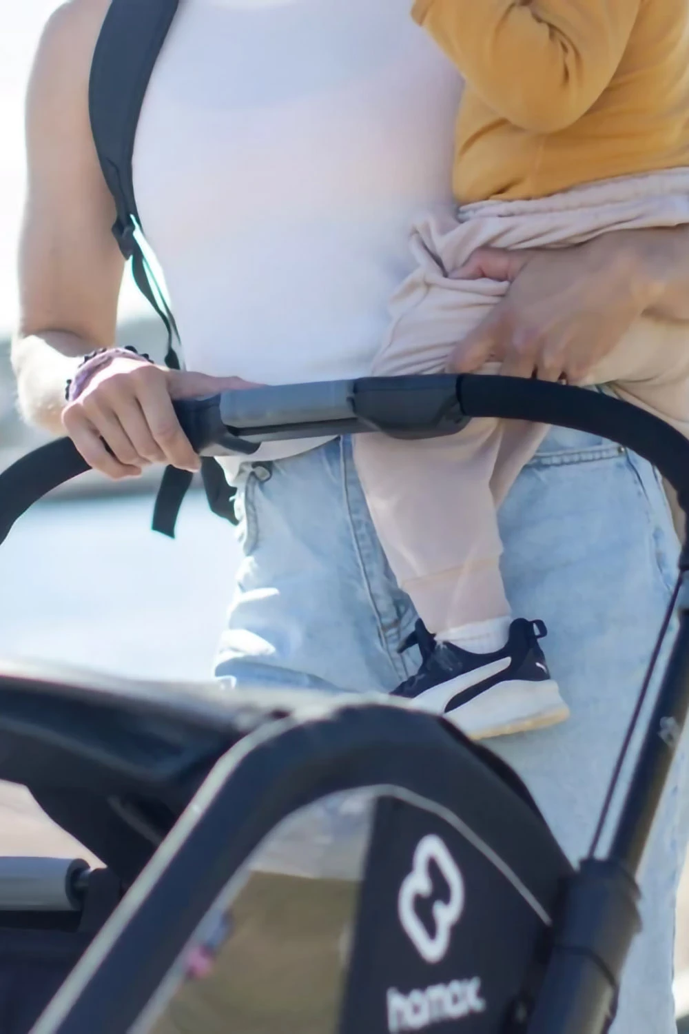 Hamax Breeze 1-seat showing telescopic height-adjustable handle