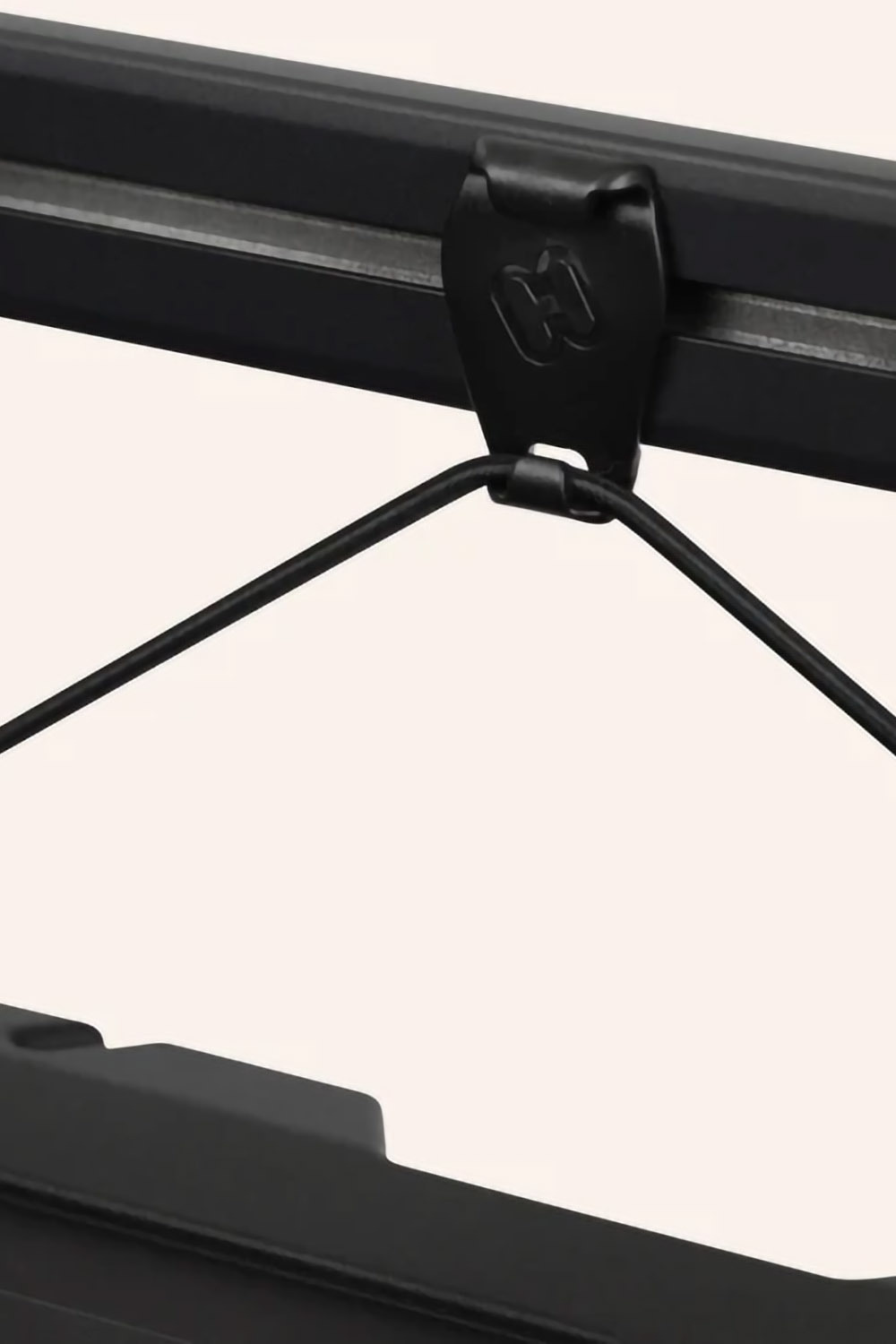 Close-up of the Hamax Venture trailer hook and elastic cord attachment point