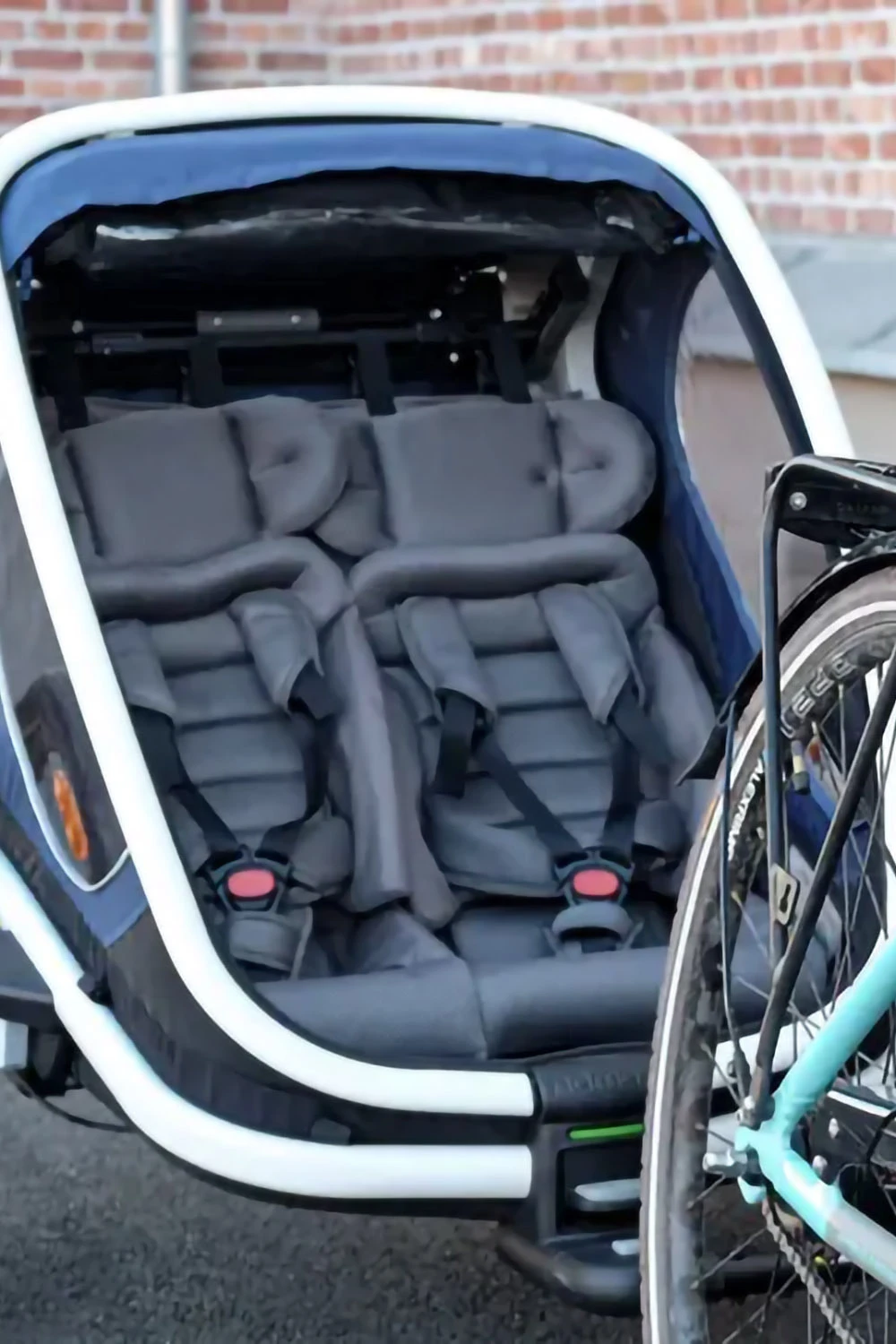 Hamax Outback 2-seat interior showing two padded seats and adjustable 5-point harnesses