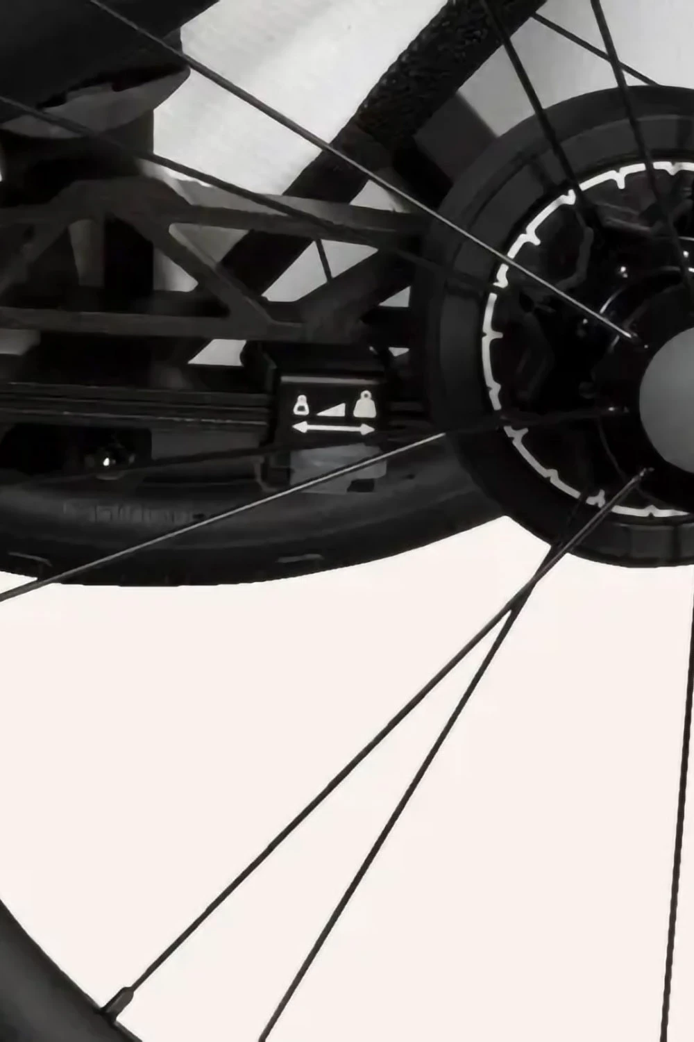 Close-up of Hamax Breeze adjustable suspension system on rear wheels