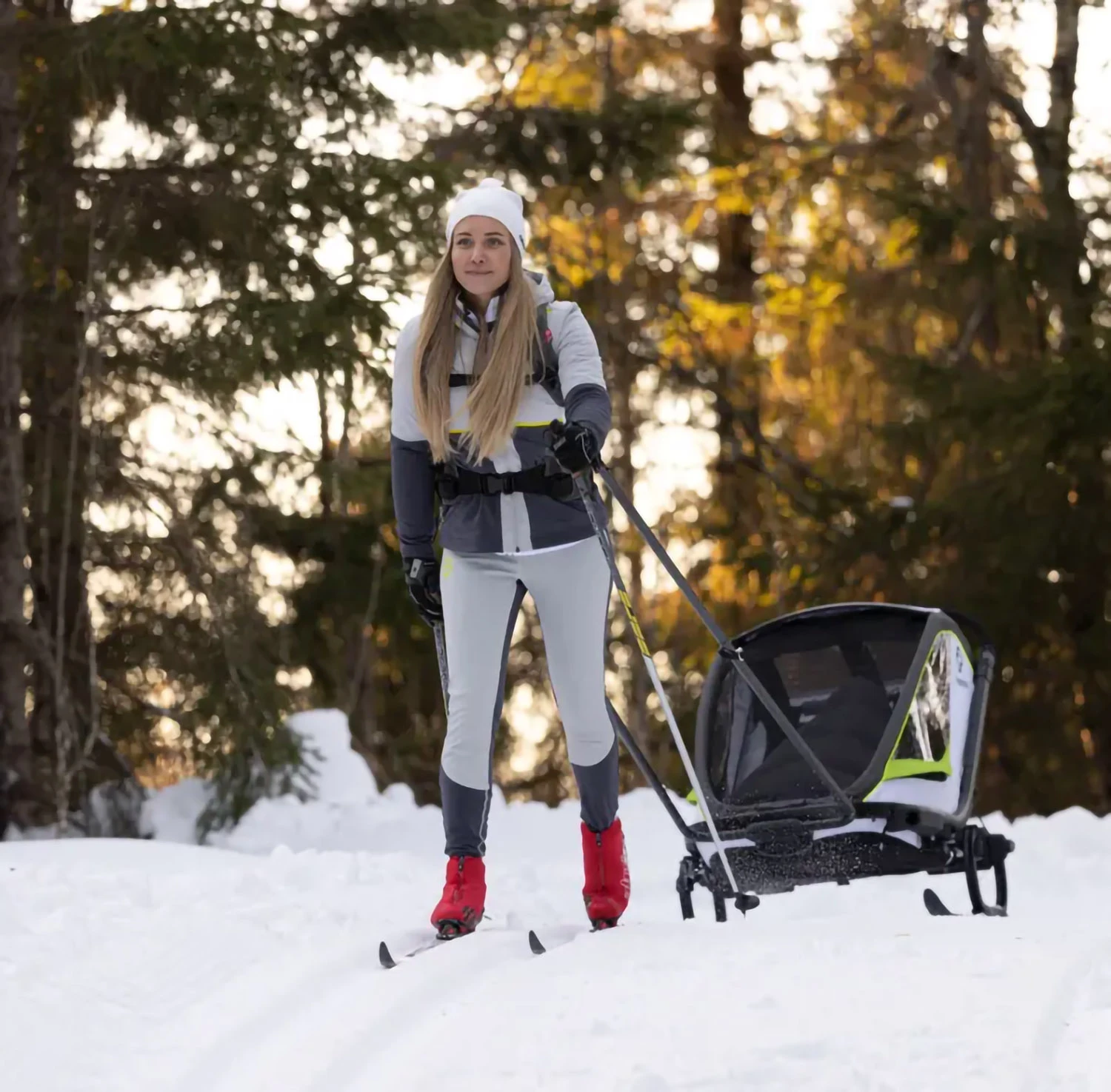 Hamax Breeze 1-seat trailer with ski attachment on snowy trail