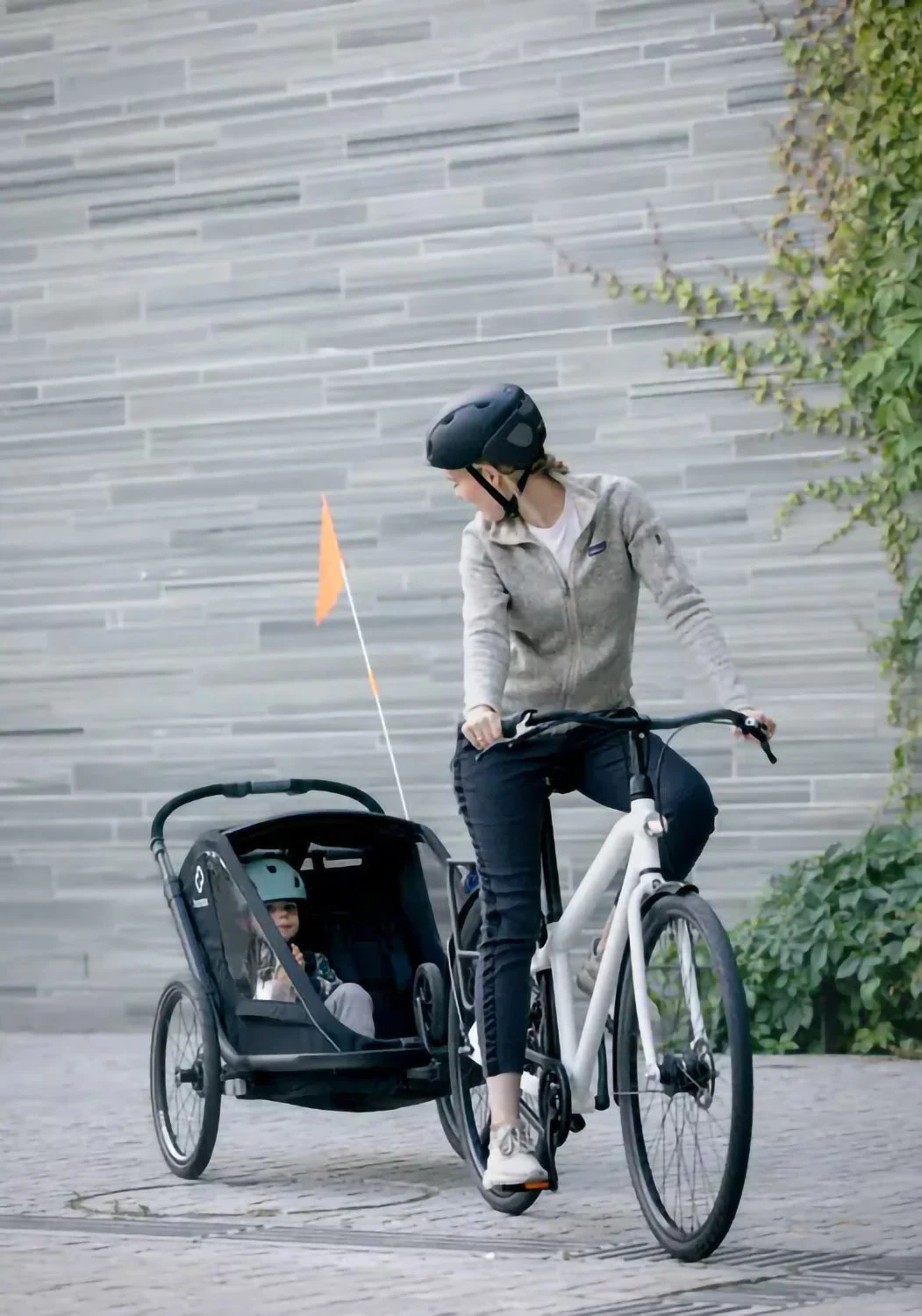 Hamax Breeze 1-seat bike trailer hitched to bicycle with child inside