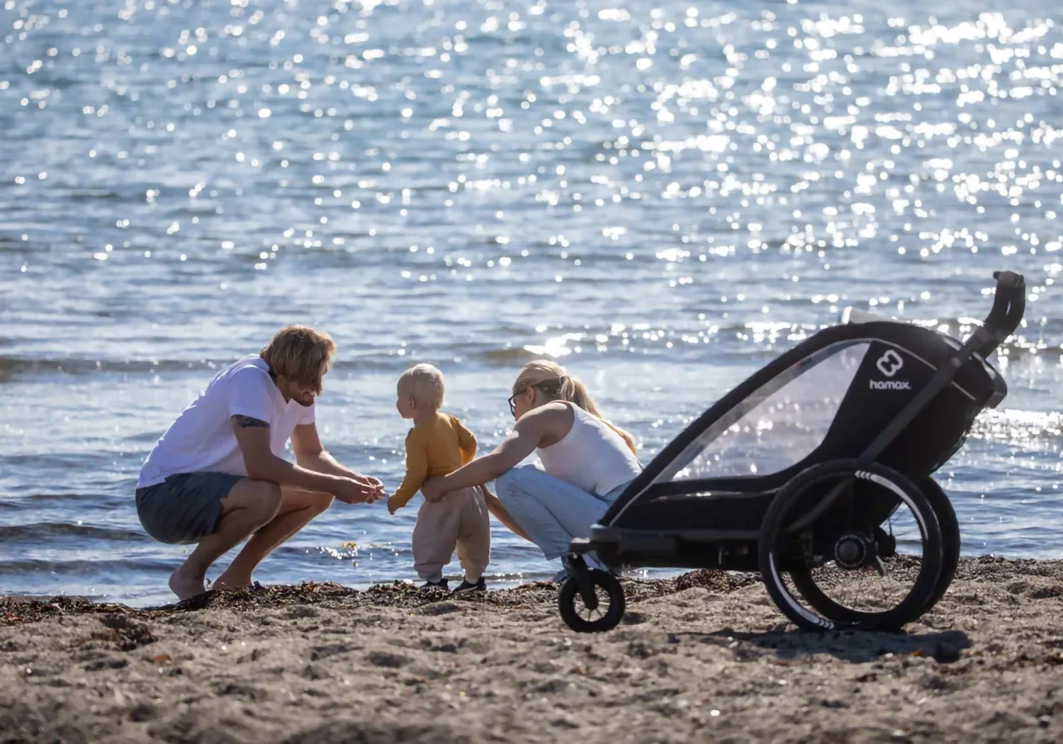 Hamax Breeze 1-seat used as a stroller with front wheel attachment