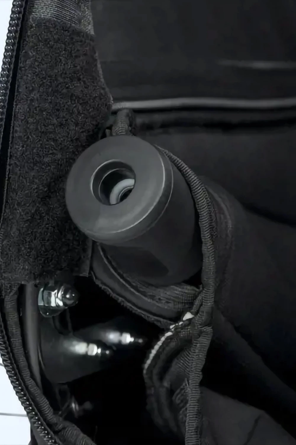 Hamax Pluto L interior dedicated pocket holding the bike arm when not in use, allowing seamless switching between bike and stroller modes