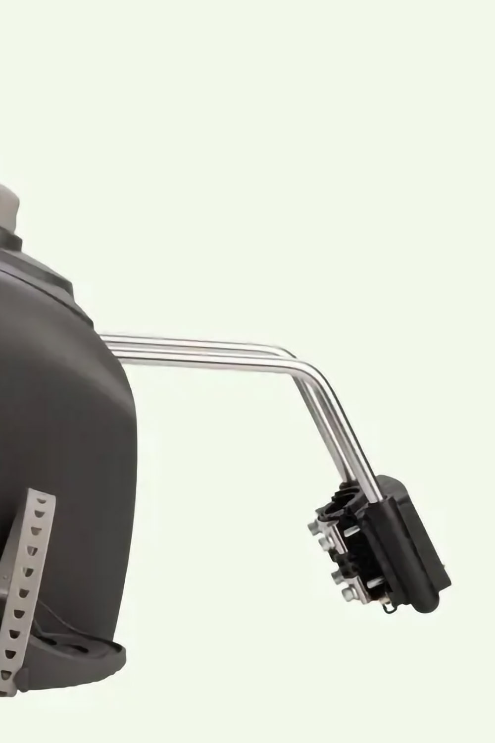 Close-up of Hamax Zenith Relax frame-mounted seat showing free-hanging bracket for natural suspension and spine protection