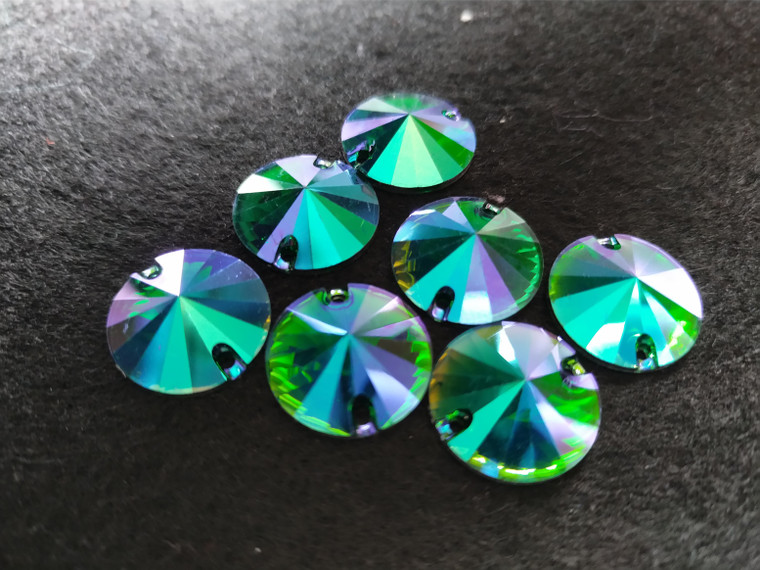 Rivoly sy-på rhinestones Emerald AB resin