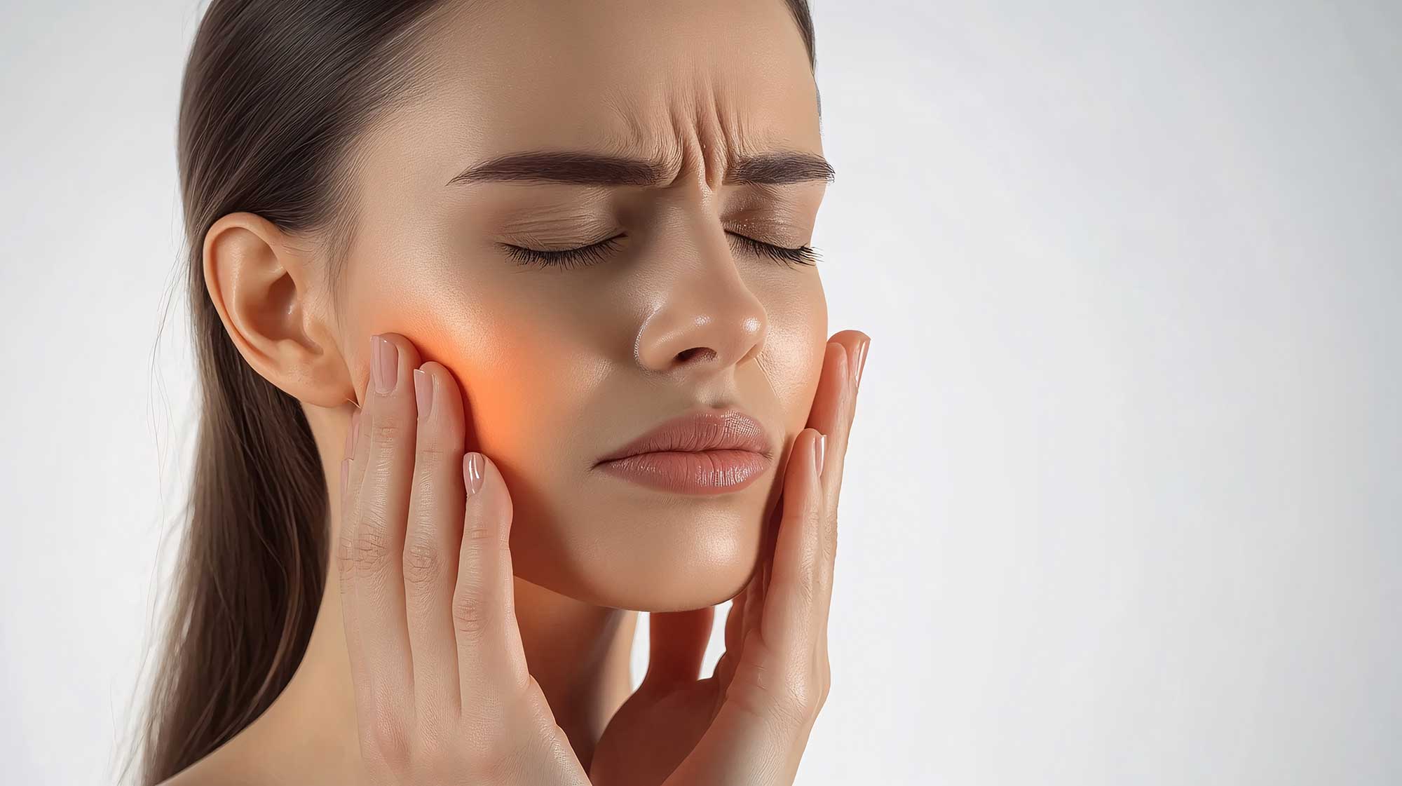 Woman having mouth pain
