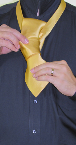 How To Tie A Full Windsor Knot | Step 8