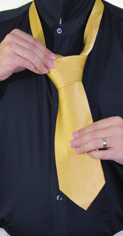 How to Tie a Half-Windsor Knot | Step 8