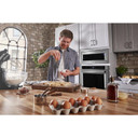 Kitchenaid® Four à micro-ondes à hotte intégrée à profil bas de 900 watts avec trousse de garniture étroite YKMBT5011KS Kitchenaid® Four à micro-ondes à hotte intégrée à profil bas de 900 watts avec trousse de garniture étroite YKMBT5011KS