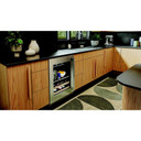 Kitchenaid® Centre de rafraîchissements avec porte en verre et porte-bouteilles à devant en bois - 24 po KUBL524SPS