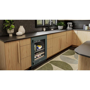 Kitchenaid® Centre de rafraîchissements avec porte en verre et porte-bouteilles à devant en bois - 24 po KUBR524SJP