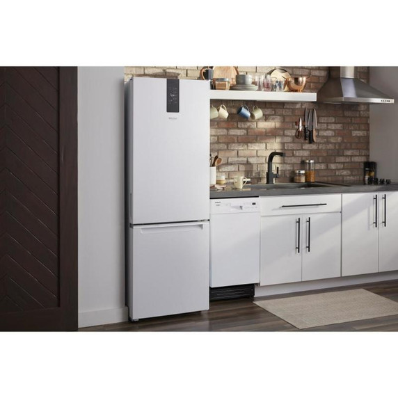 Whirlpool® Réfrigérateur à congélateur inférieur - 24 po - 12.9 pi cu WRB533CZJW