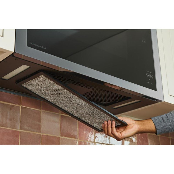 Kitchenaid® Four à micro-ondes à hotte intégrée encastré au design affleurant YKMMF330PPS