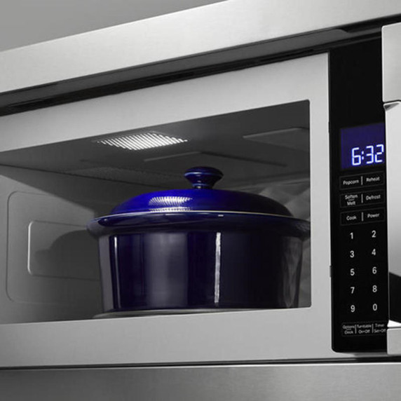 Kitchenaid® Four à micro-ondes à hotte intégrée à profil bas de 900 watts avec trousse de garniture étroite YKMBT5011KS