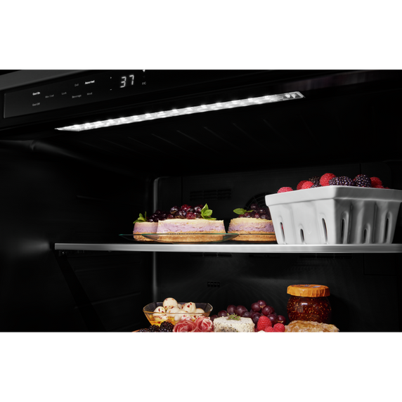 Réfrigérateur sous le comptoir avec porte en verre et tablettes à accents métalliques et fini printshieldtm - 24 po KitchenAid® KURR314KBS