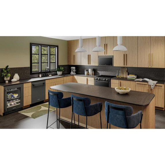 Kitchenaid® Centre de rafraîchissements avec porte en verre et porte-bouteilles à devant en bois - 24 po KUBR524SBE