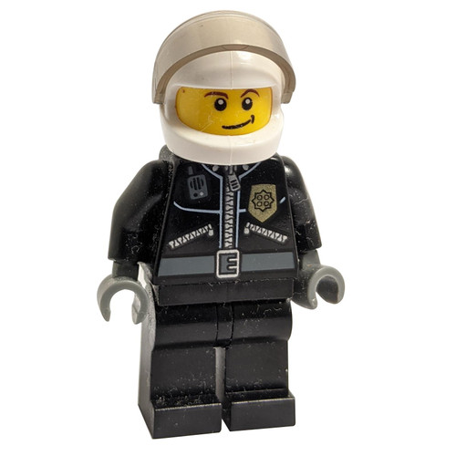 Stadspolitie met leren jas met gouden badge en 'POLICE' op de rug, witte helm, trans-bruin vizier, scheve glimlach