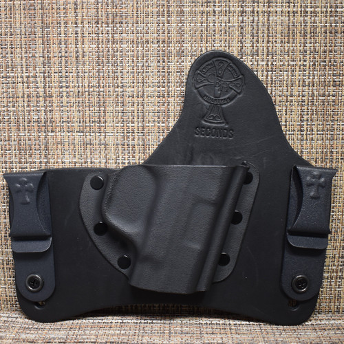 22182 CrossBreed® SuperTuck / IWB Single Mag Carrier . SMITH & WESSON SHIELD 9/40 . Combat Cut . Right Hand . Black Cow 