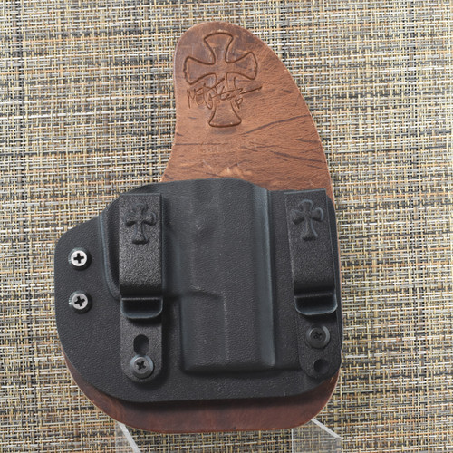 23570 CrossBreed® Reckoning for BERETTA APX A1c . Right Hand . Founders Leather . Optic Cut
