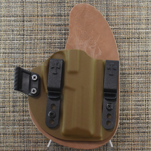 24315 CrossBreed® Reckoning for HK VP SERIES (4" Barrel). Right Hand . Founders Leather . Optic Cut , Coyote Tan Pocket . Concealment Claw