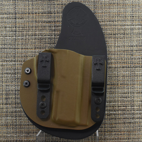 24532 CrossBreed® Reckoning for MOSSBERG MC2C . Right Hand . Black Cow . Coyote Tan Pocket . Optic Cut