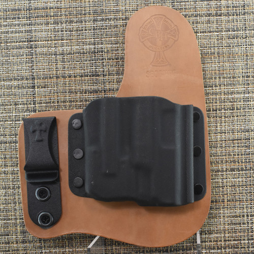25043 CrossBreed® Freedom Carry for SMITH & WESSON SHIELD / SHIELD PLUS 9/40 with CRIMSON TRACE LASER GUARD PRO LG-801/LG-801G (red/green) . Right Hand . Horse