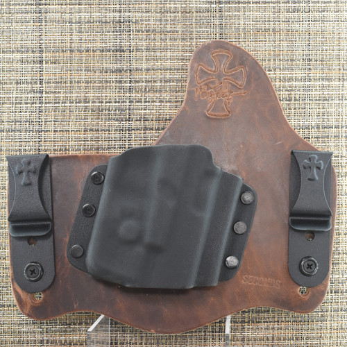26019 CrossBreed® SuperTuck for GLOCK 17/19 with STREAMLIGHT TLR-6 . Right Hand . Founders Leather . Combat and Optic Cut
