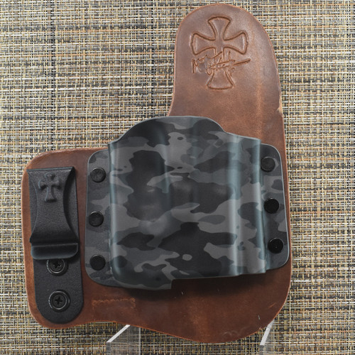 26070 CrossBreed® Freedom Carry for GLOCK 26/27/28 with STREAMLIGHT TLR-6 . Right Hand . Founders Leather . Woodland Camo Urban Pocket . Optic Cut