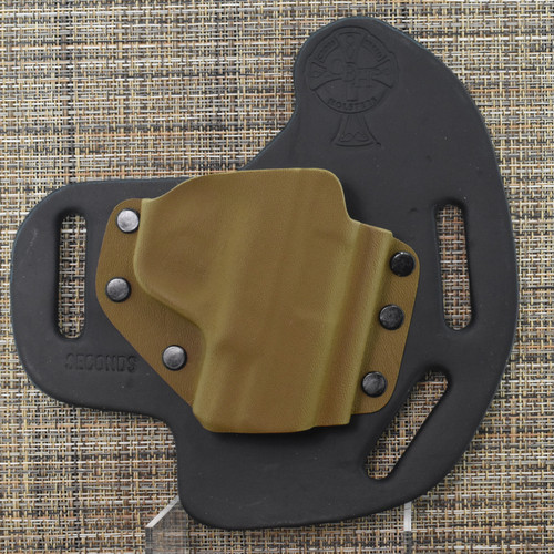 26348 CrossBreed® MaxSlide for SMITH & WESSON SHIELD / SHIELD PLUS 9/40 . Right Hand . Black Cow . Coyote Tan Pocket . Combat and Optic Cut