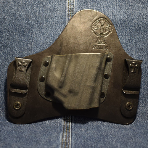 15646 CrossBreed® SuperTuck SMITH & WESSON SHIELD 9/40 with LASERMAX CENTERFIRE LASER . Right Hand . Black Cow . 19