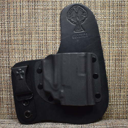 18875 CrossBreed® Freedom Carry . SPRINGFIELD XDs II with VIRIDIAN E-SERIES LASER . Right Hand . Black Cow