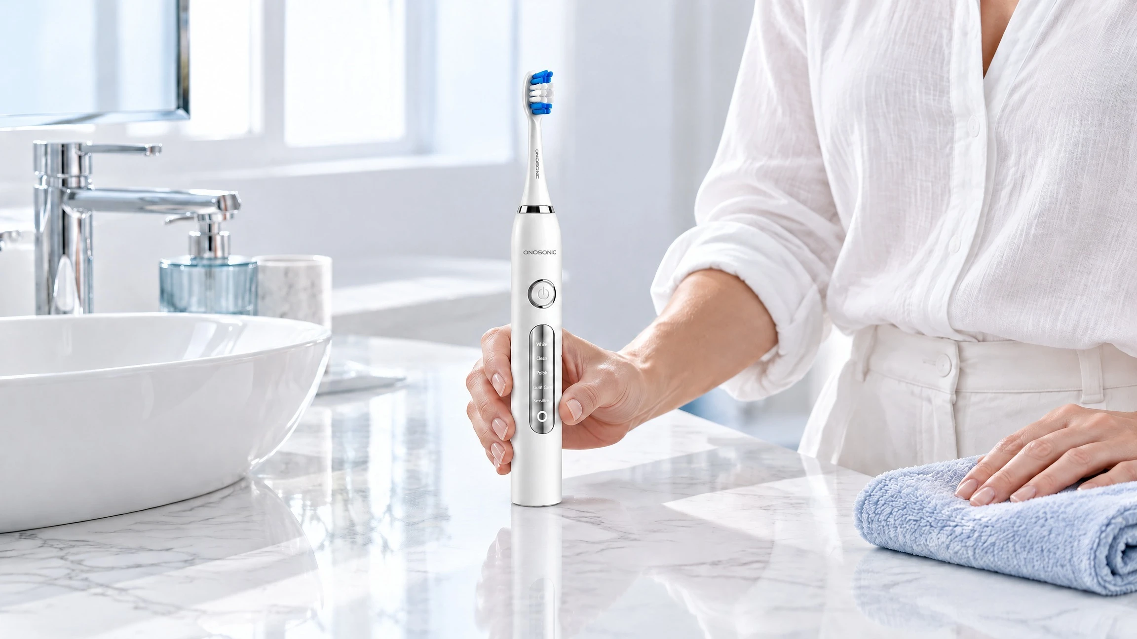 صورة توضيحية مولّدة بالذكاء الاصطناعي ليد تضع فرشاة أسنان ONOSONIC DX-1 عموديًا على سطح حمّام جاف.