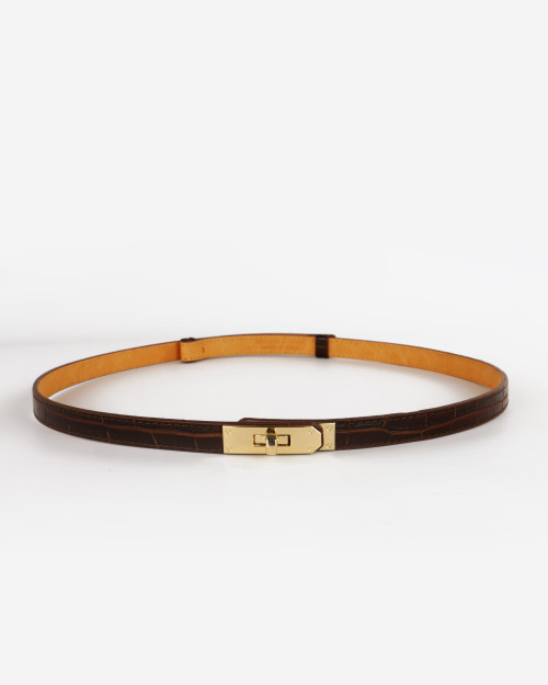 Brown croc‑embossed leather belt by Le Camp featuring slim 2 cm width and gold buckle.