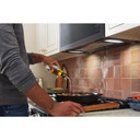 Kitchenaid® Four à micro-ondes à hotte intégrée encastré au design affleurant YKMMF330PBS