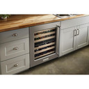 Kitchenaid® Cellier sous le comptoir avec porte en verre et porte-bouteilles à devant en bois - 24 po KUWL214KSB